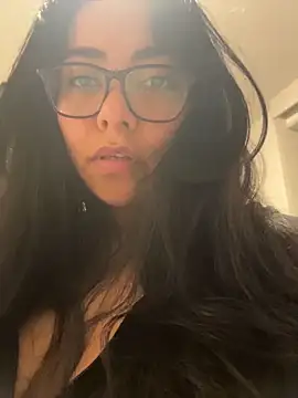 PetitLumiere online show from April 11, 2026, 3:22 am