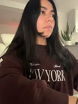 PetitLumiere online show from April 18, 2026, 2:37 am