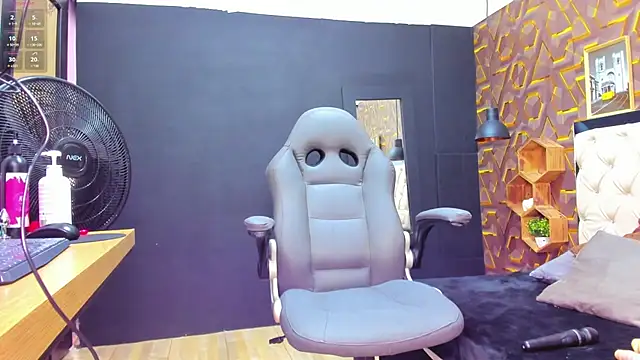 deyy madissonn online show from February 12, 2025, 7:02 pm