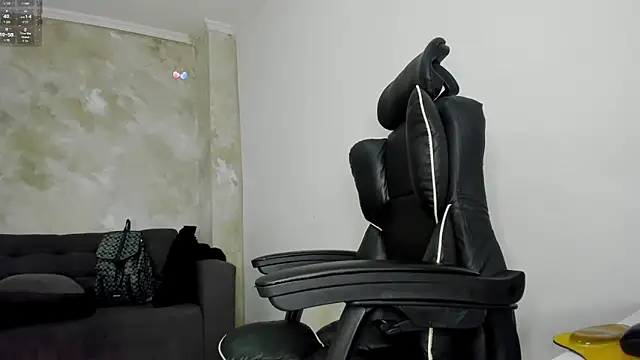 deyy madissonn online show from April 14, 2026, 8:37 pm