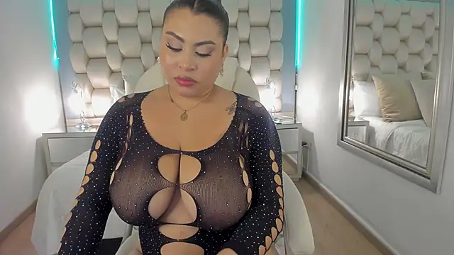 Snapshot of Helleamazing chatting on December 8, 2024, 2:49 am Helleamazing online show from December 8, 2024, 2:49 am