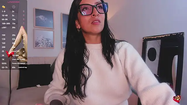 kira moon   online show from January 4, 2025, 8:05 pm