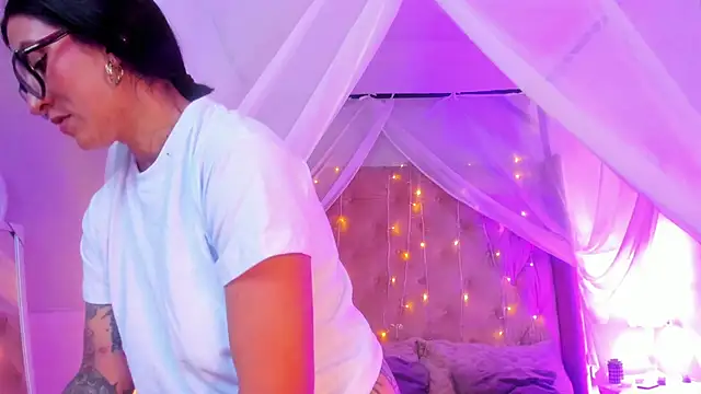 kira moon   online show from February 24, 2025, 8:25 pm