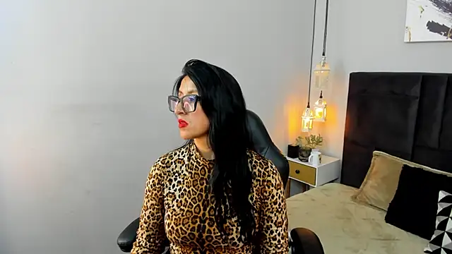 kira moon   online show from March 11, 2026, 8:04 pm