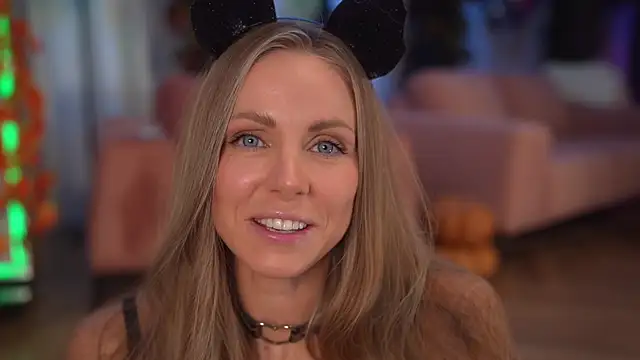 eva fashionista online show from October 29, 2025, 6:20 pm