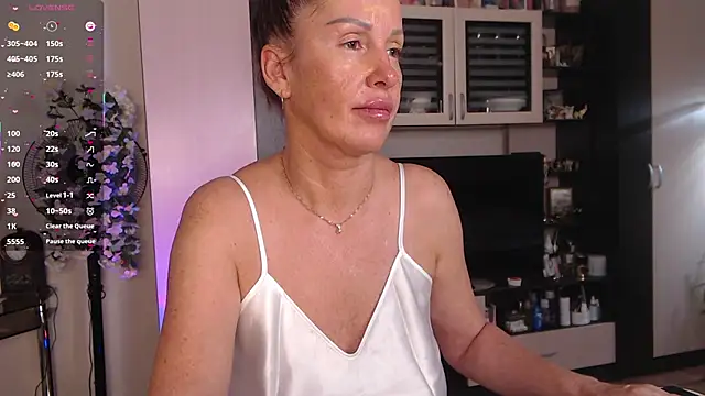 Snapshot of SheilaRyan chatting on November 11, 2025, 5:07 am SheilaRyan online show from November 11, 2025, 5:07 am