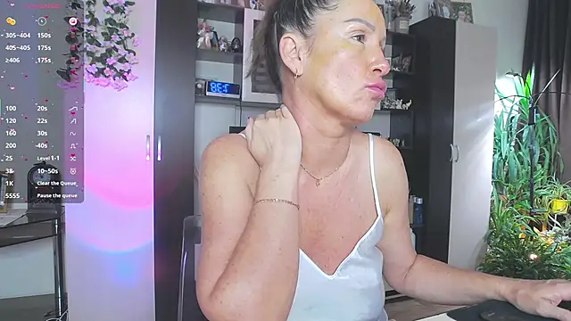 Snapshot of SheilaRyan chatting on February 7, 2026, 4:38 am SheilaRyan online show from February 7, 2026, 4:38 am