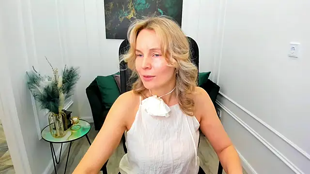Sinty Devis online show from May 21, 2026, 4:41 am