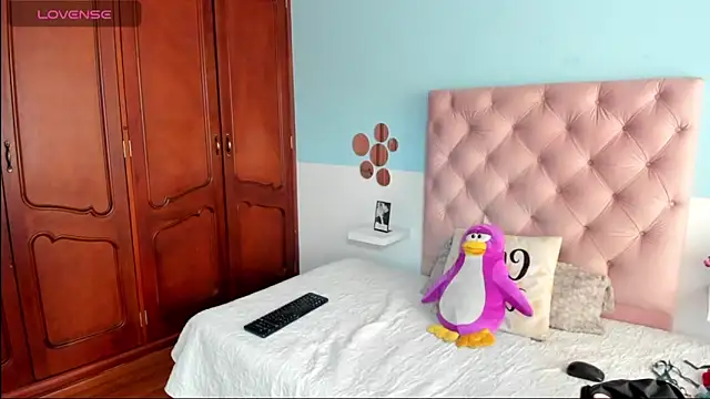  Sarahh 0 online show from December 6, 2024, 1:33 pm