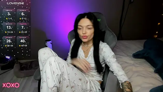 Snapshot of Mariella_Adamss chatting on December 21, 2025, 1:57 am Mariella Adamss online show from December 21, 2025, 1:57 am