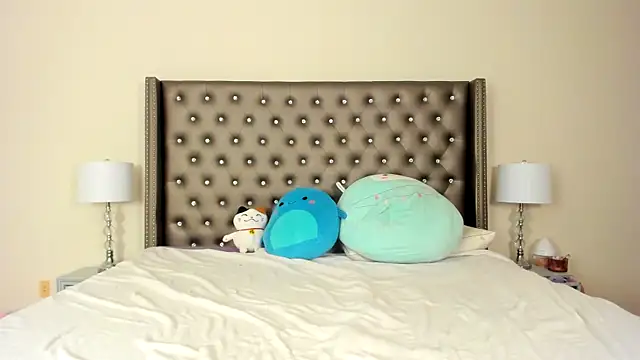 NadiaLyla online show from December 20, 2025, 4:30 am