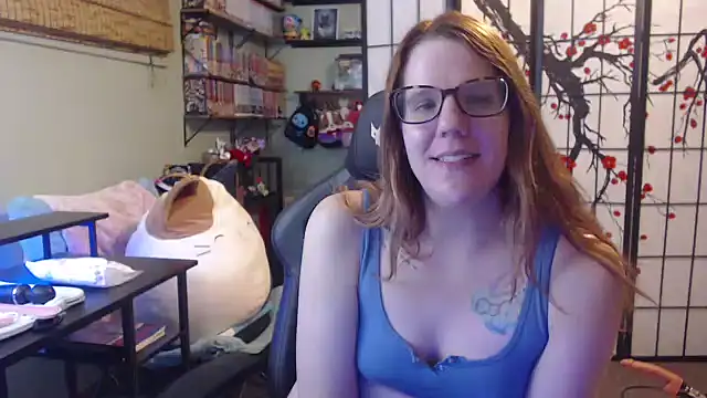 Sarahtineke online show from March 23, 2026, 4:33 pm