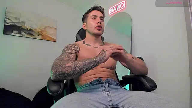 Snapshot of LucianSinclair chatting on January 28, 2025, 11:39 pm LucianSinclair online show from January 28, 2025, 11:39 pm