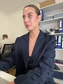 Hii Lolla online show from April 3, 2026, 7:06 am