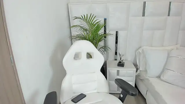 imkrystall online show from September 9, 2025, 5:23 pm