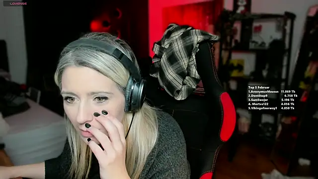 Lisaonthemoon online show from February 26, 2025, 8:54 pm