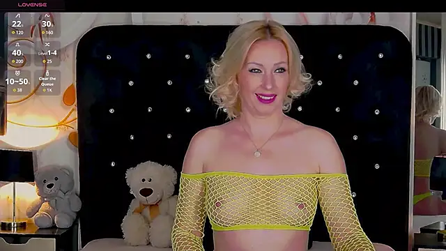 Snapshot of OliviaShaw23 chatting on October 21, 2025, 8:42 pm OliviaShaw23 online show from October 21, 2025, 8:42 pm