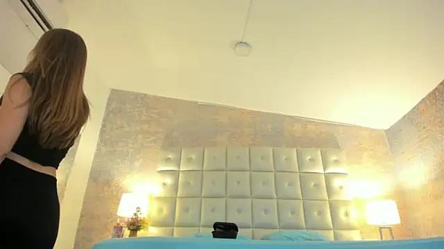 Snapshot of Lezy_ chatting on February 4, 2026, 7:42 pm Lezy online show from February 4, 2026, 7:42 pm