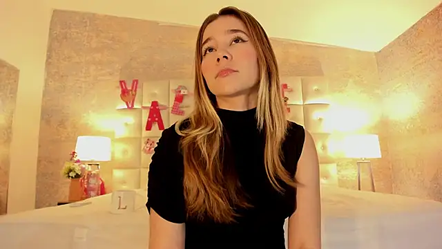 Snapshot of Lezy_ chatting on February 15, 2026, 7:43 pm Lezy online show from February 15, 2026, 7:43 pm