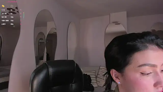 PaulinaSantos  online show from September 13, 2025, 7:35 pm