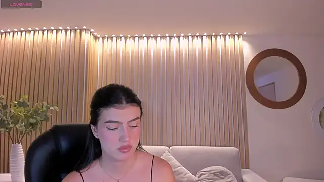 PaulinaSantos  online show from October 19, 2025, 5:13 pm