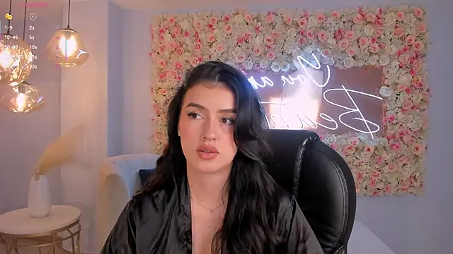 PaulinaSantos  online show from November 1, 2025, 8:11 pm