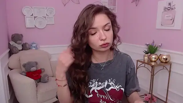 LucySkilar online show from October 17, 2025, 4:37 am