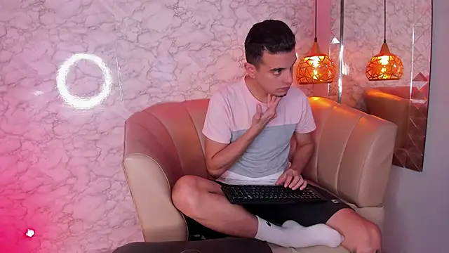 Maximo   online show from October 3, 2025, 9:01 pm