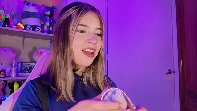 EmilyMiller  online show from April 9, 2026, 3:17 pm