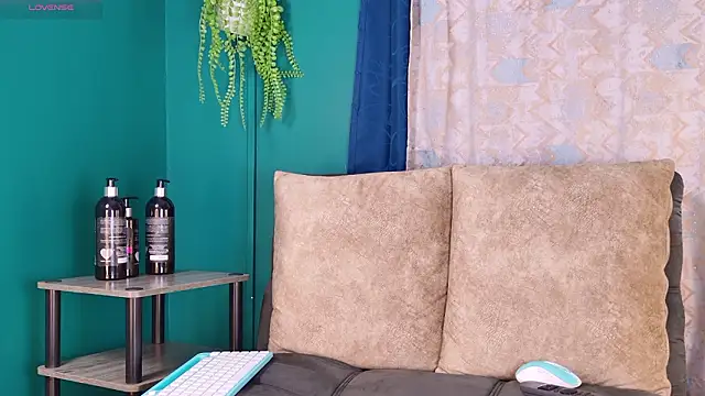 Layla 17 online show from February 23, 2026, 10:51 pm