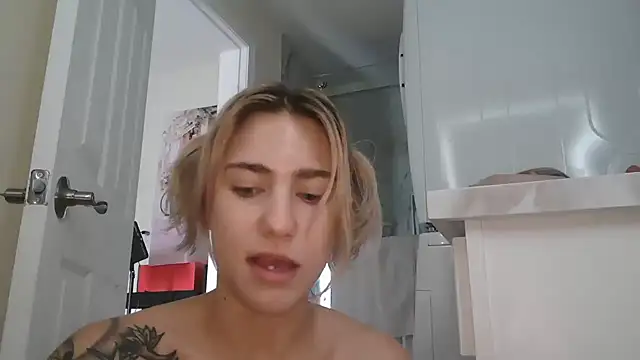 NatalieKneals online show from December 15, 2025, 5:39 pm