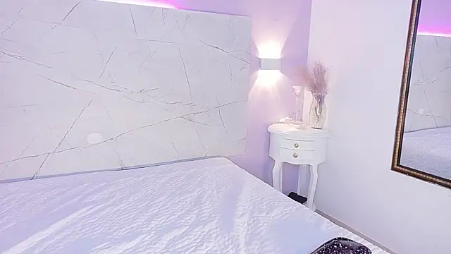 AbrilBrent online show from October 21, 2025, 7:36 pm