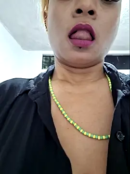 gatadeojosclaros online show from November 2, 2025, 8:00 pm