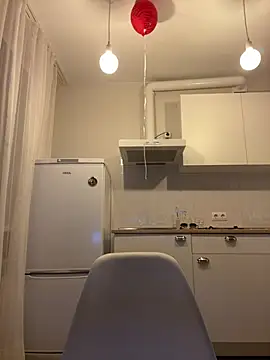 Eva Weyne online show from April 11, 2026, 9:30 pm