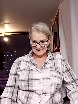 irinamaux online show from November 5, 2025, 4:07 pm