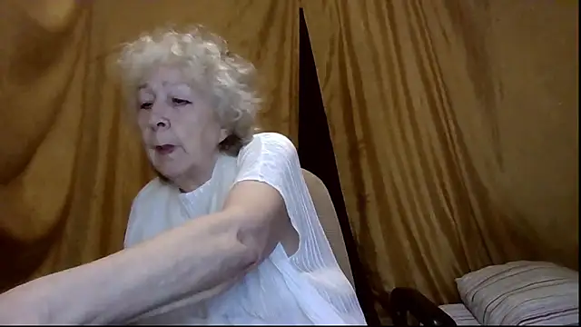  Estelitta 5 online show from May 10, 2026, 2:44 pm