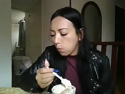 Laura martin  online show from March 4, 2025, 4:09 pm