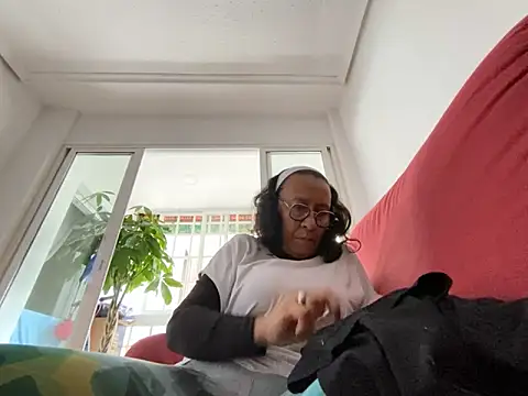 Snapshot of sweeviolet chatting on January 27, 2025, 12:37 pm sweeviolet online show from January 27, 2025, 12:37 pm