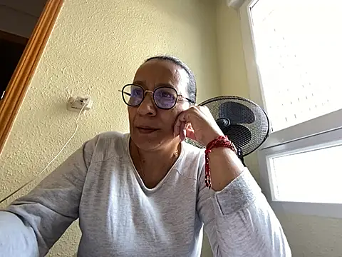 Snapshot of sweeviolet chatting on February 24, 2025, 11:43 am sweeviolet online show from February 24, 2025, 11:43 am