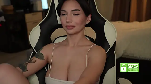 Snapshot of LindaWarners chatting on January 13, 2026, 8:19 am LindaWarners online show from January 13, 2026, 8:19 am