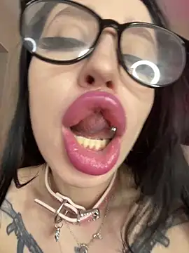 Snapshot of Molly__Moon chatting on April 22, 2026, 2:36 am Molly Moon online show from April 22, 2026, 2:36 am