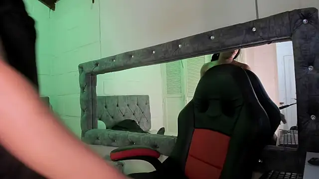 sarajhonson dl online show from February 20, 2025, 8:03 pm