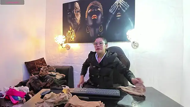 miss lucero1 online show from November 9, 2025, 2:21 am