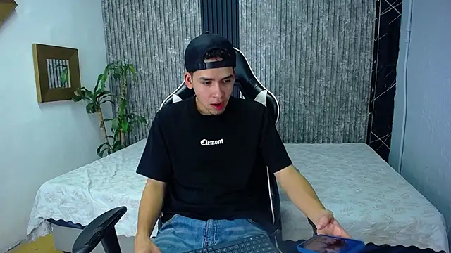 Mike 0233  online show from October 19, 2025, 4:35 am