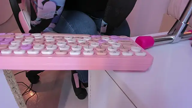 violeth hill online show from November 9, 2025, 7:12 pm