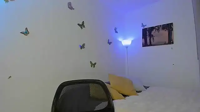 Mila-yang online show from October 5, 2025, 9:02 pm