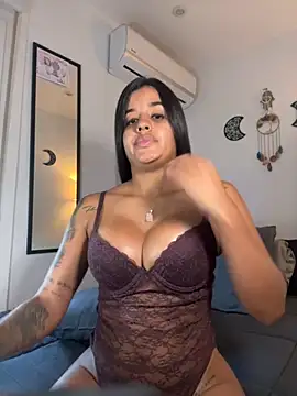 Snapshot of EmelyRogers chatting on October 20, 2025, 5:02 pm EmelyRogers online show from October 20, 2025, 5:02 pm