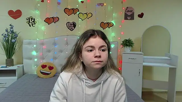 TinaRedly online show from March 5, 2025, 6:34 pm