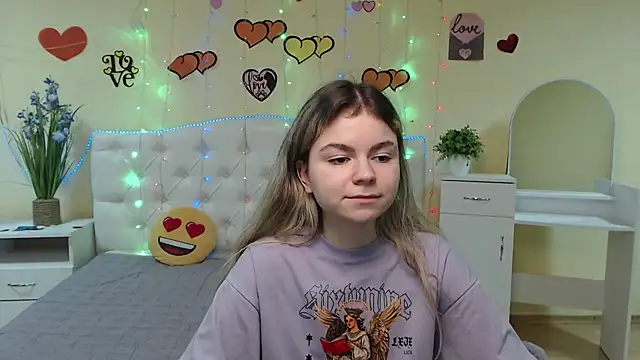 TinaRedly online show from March 11, 2025, 2:07 pm