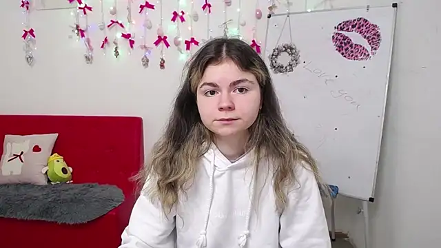 TinaRedly online show from April 13, 2026, 5:29 pm